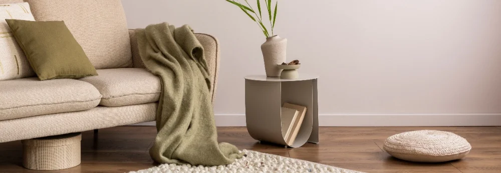 Beiges Sofa mit grüner Decke